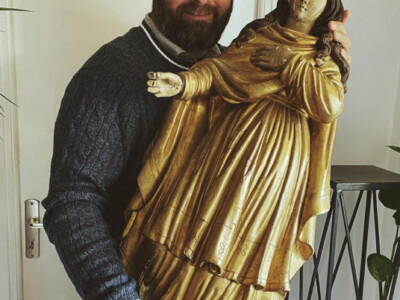 Mr James et la statue